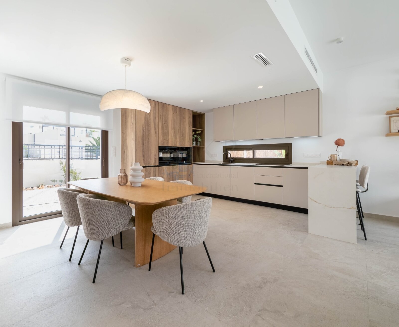Moderne Neubau-Villa mit Pool und hochwertiger Ausstattung