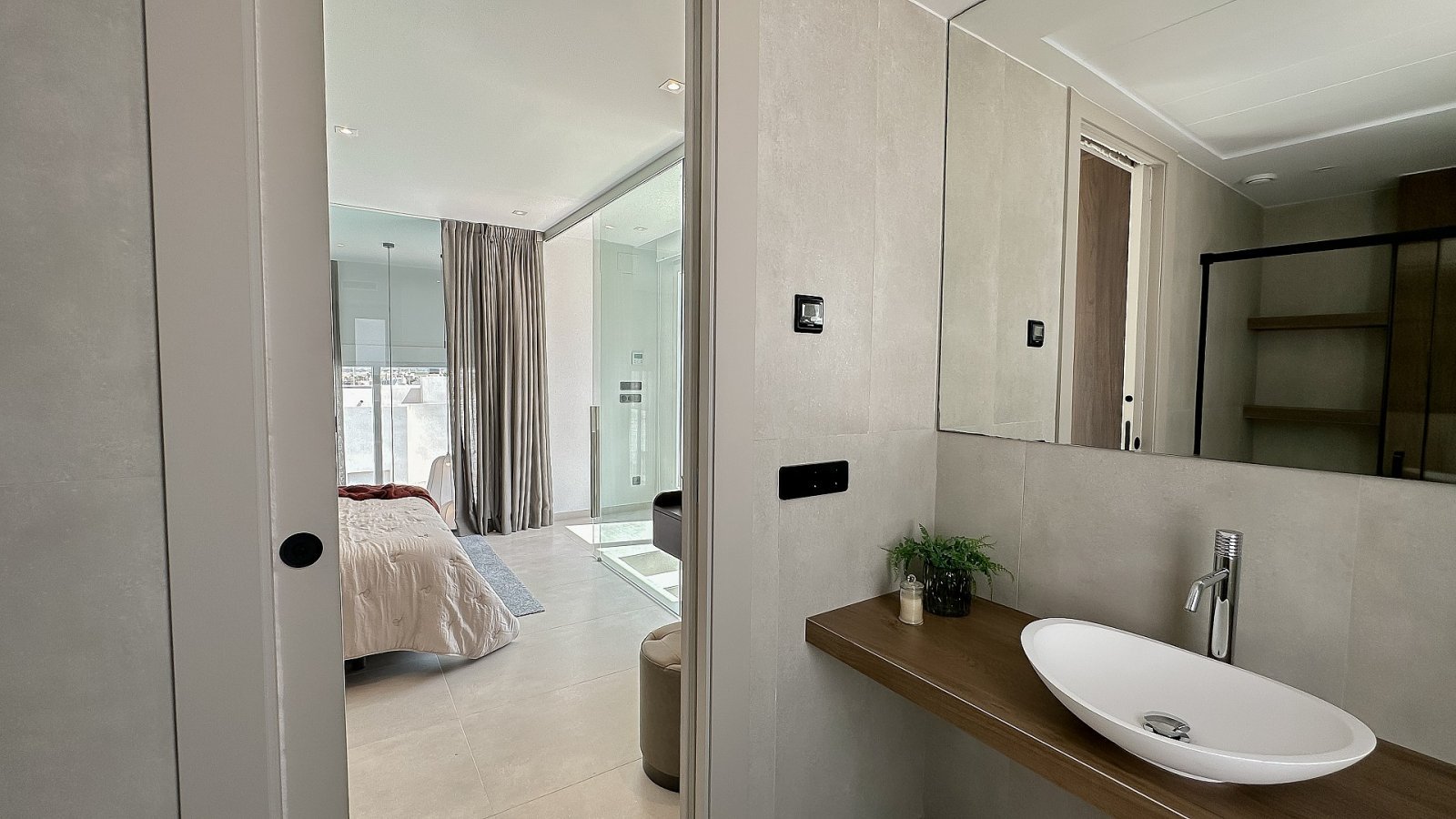 Exklusive Doppelhaushälfte mit Pool, Keller und Stellplatz