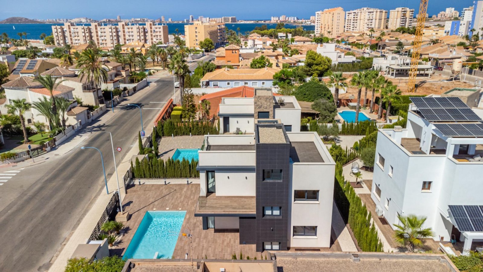 Exklusive Neubauvilla - Stil, Komfort und Pool