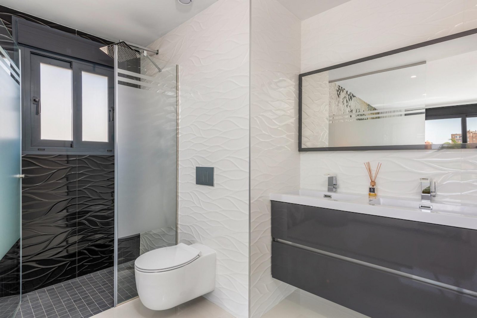 Exklusive Neubauvilla - Stil, Komfort und Pool