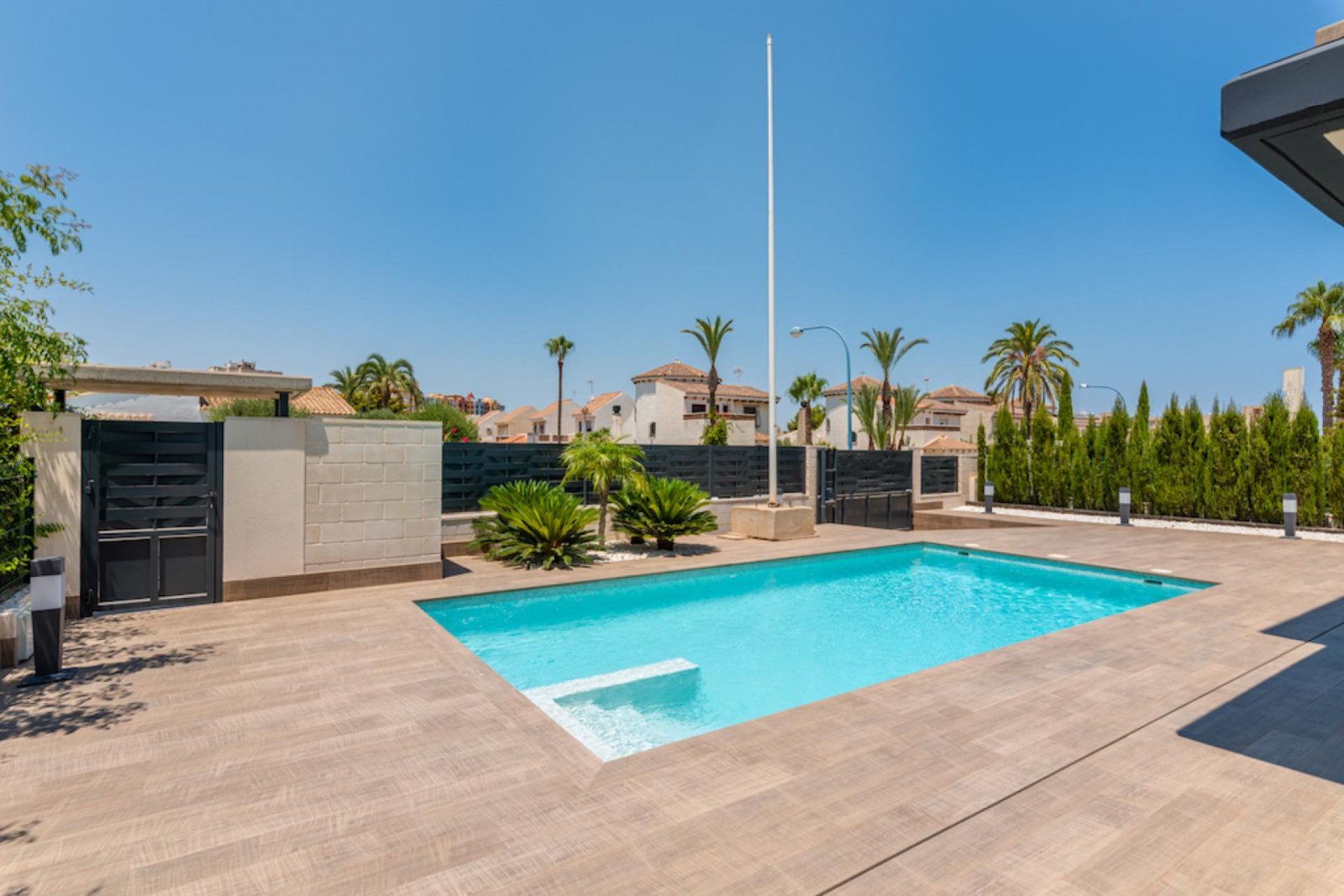 Exklusive Neubauvilla - Stil, Komfort und Pool