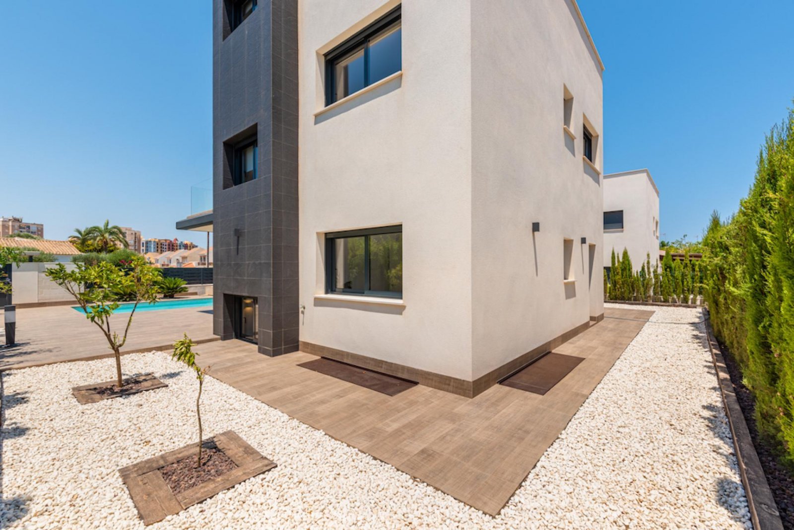 Exklusive Neubauvilla - Stil, Komfort und Pool