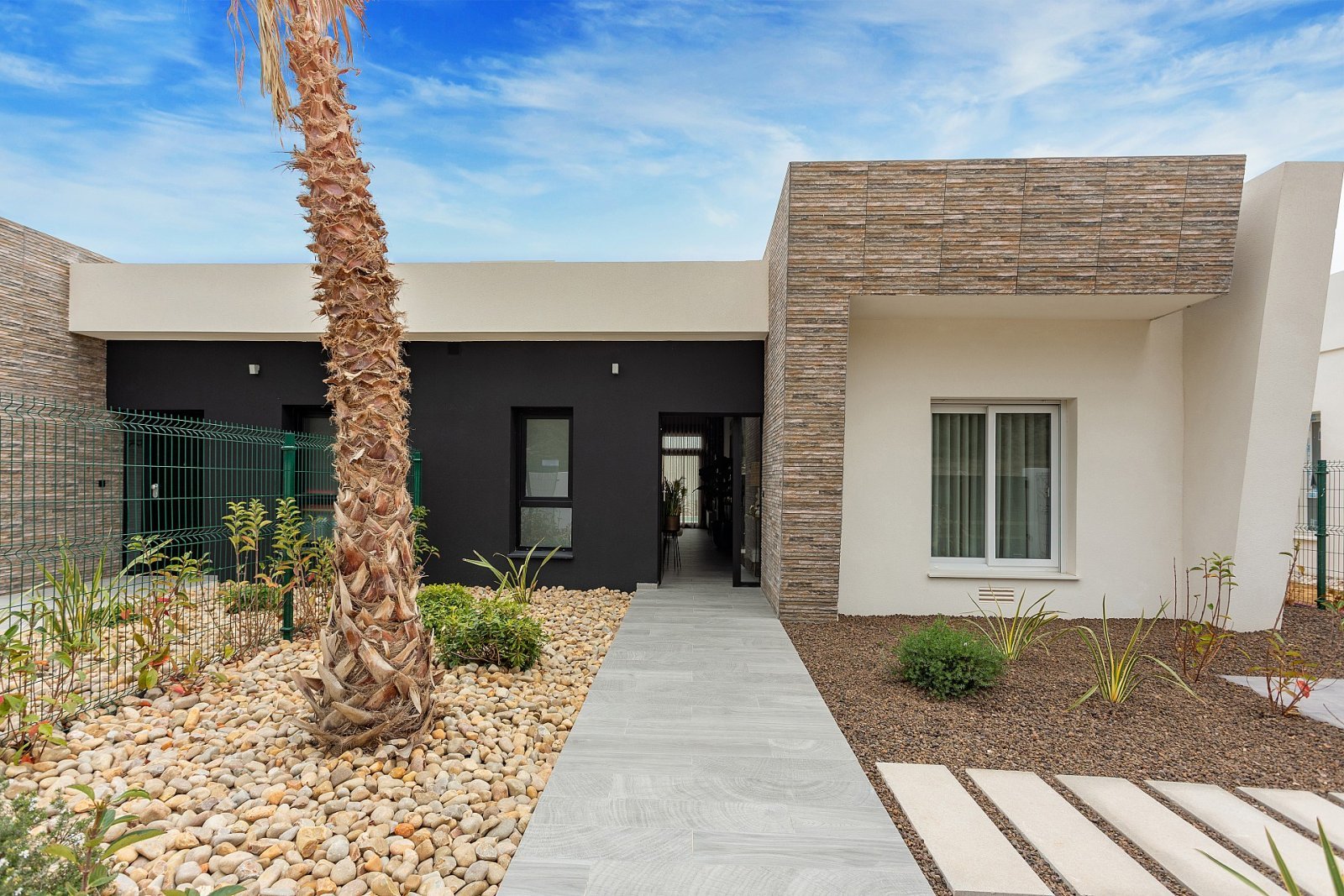Moderne Villa mit 3 Schlafzimmern, Privatpool und Stellplatz