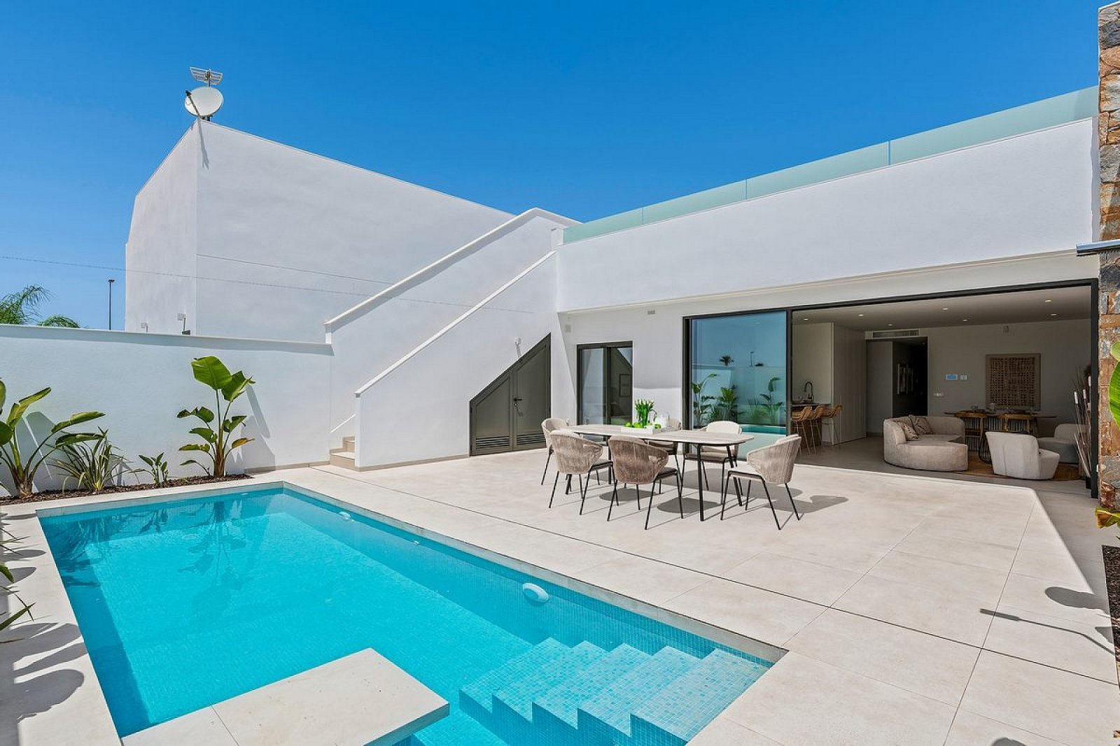 Hochwertige Villa mit Pool und Stellplatz