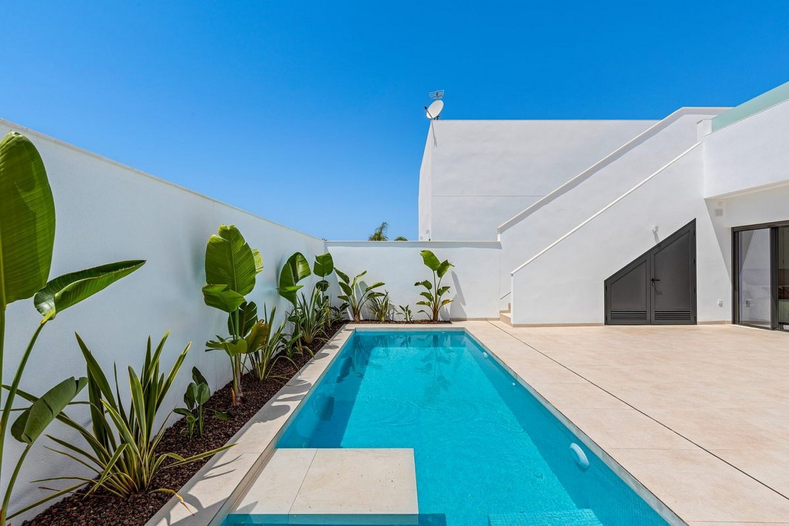 Hochwertige Villa mit Pool und Stellplatz