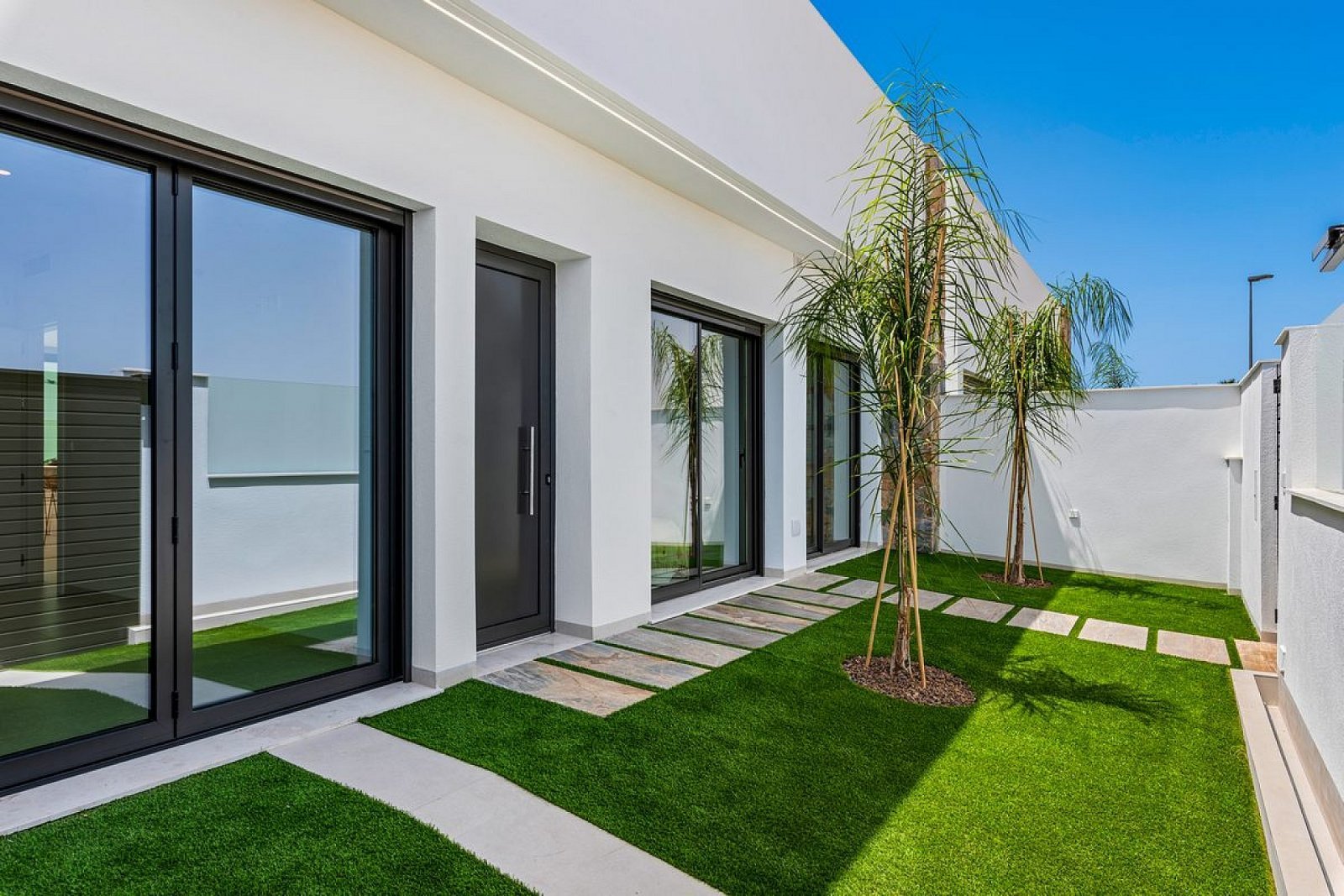 Hochwertige Villa mit Pool und Stellplatz