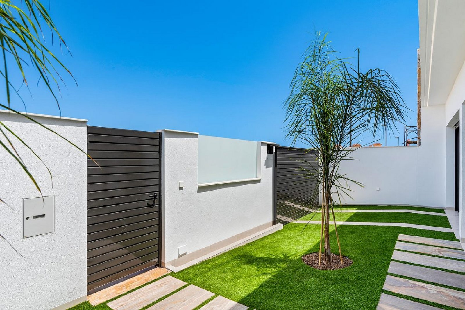 Hochwertige Villa mit Pool und Stellplatz