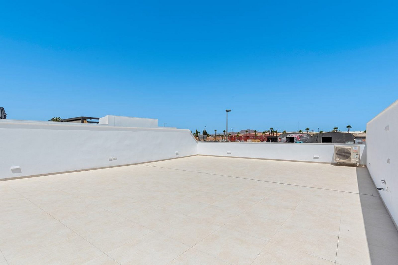 Hochwertige Villa mit Pool und Stellplatz