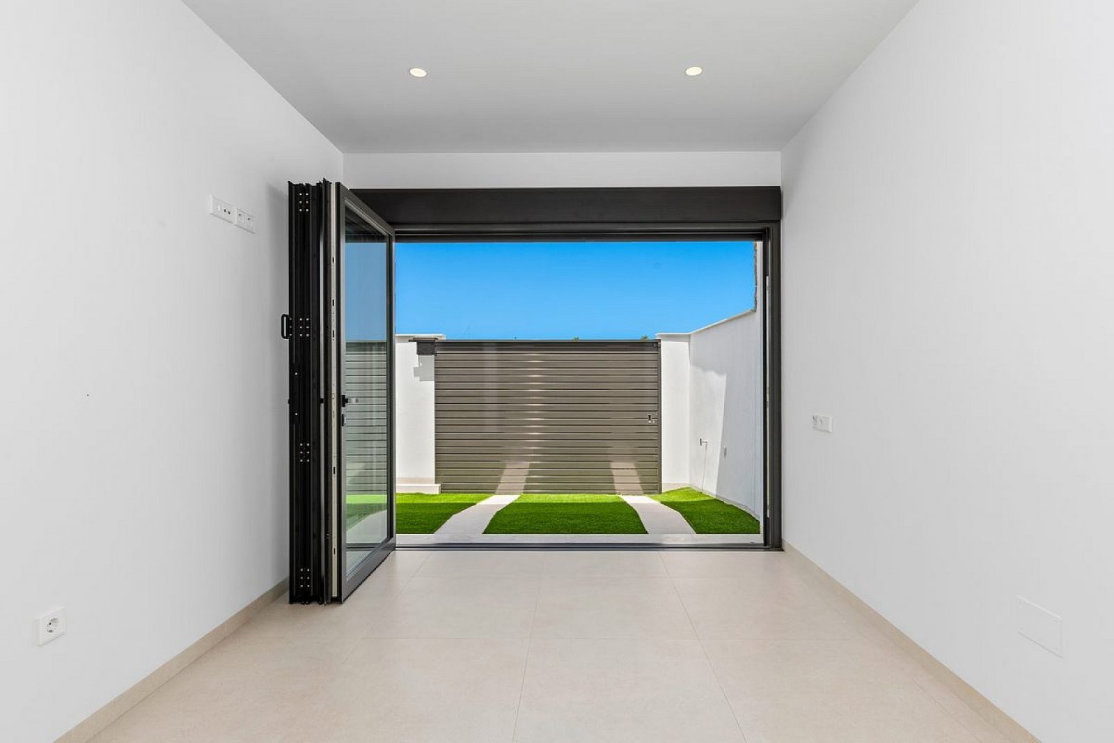 Hochwertige Villa mit Pool und Stellplatz