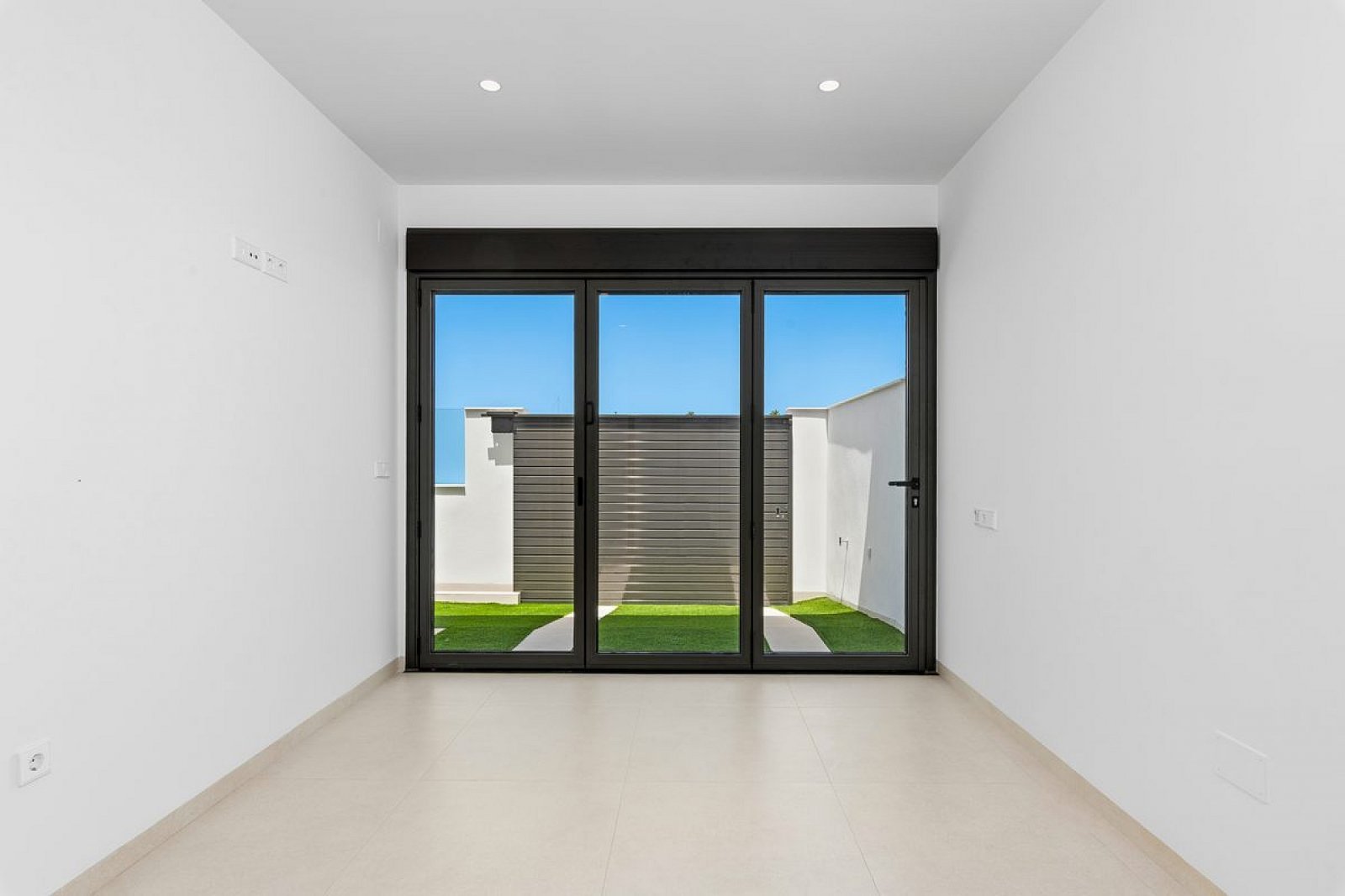Hochwertige Villa mit Pool und Stellplatz