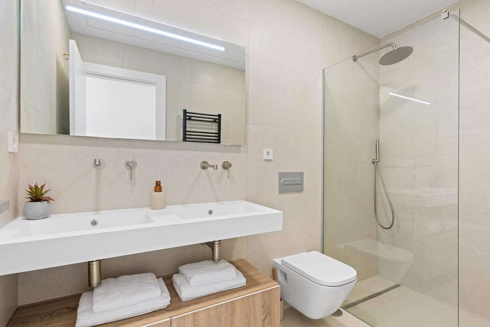 Hochwertige Villa mit Pool und Stellplatz