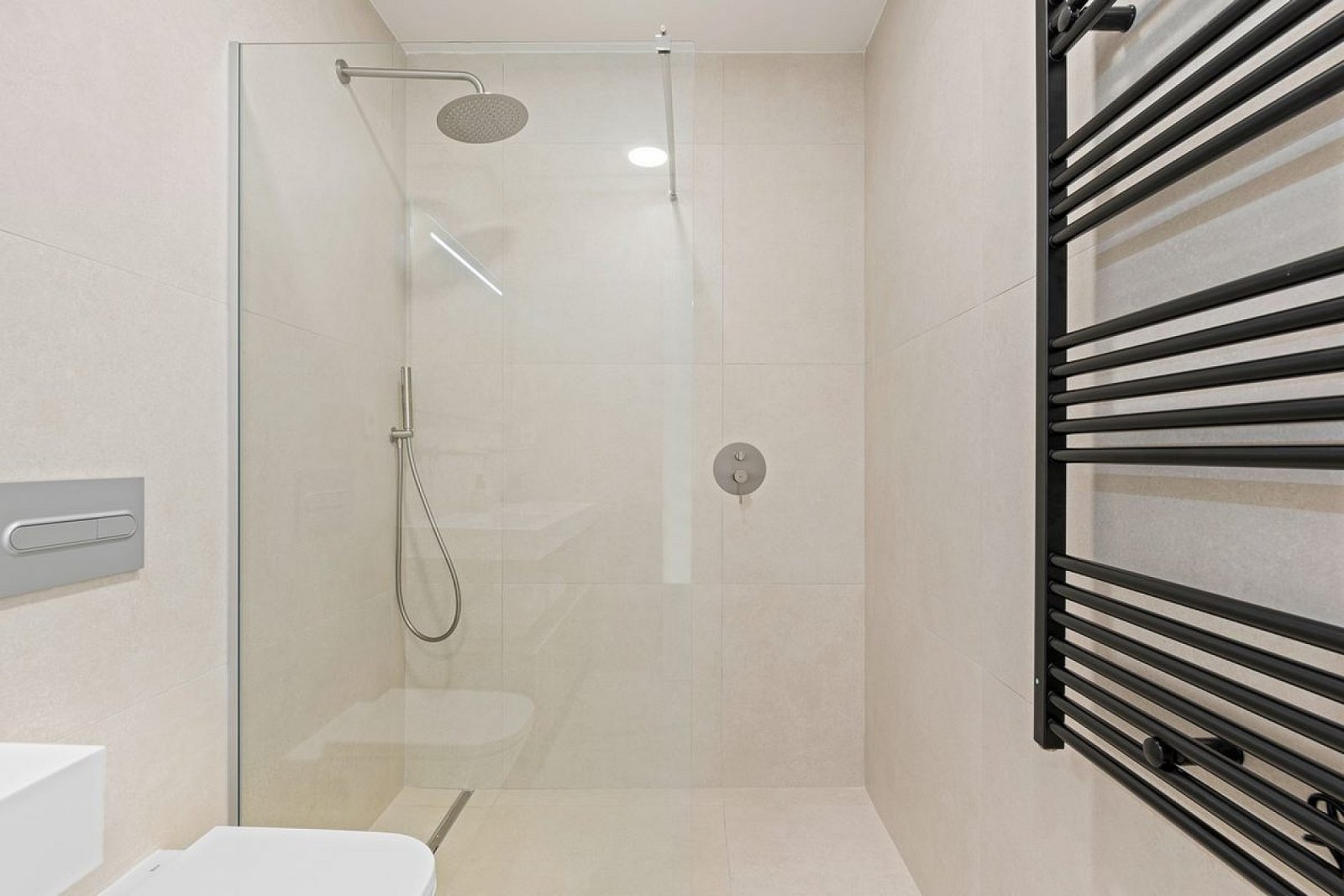 Hochwertige Villa mit Pool und Stellplatz