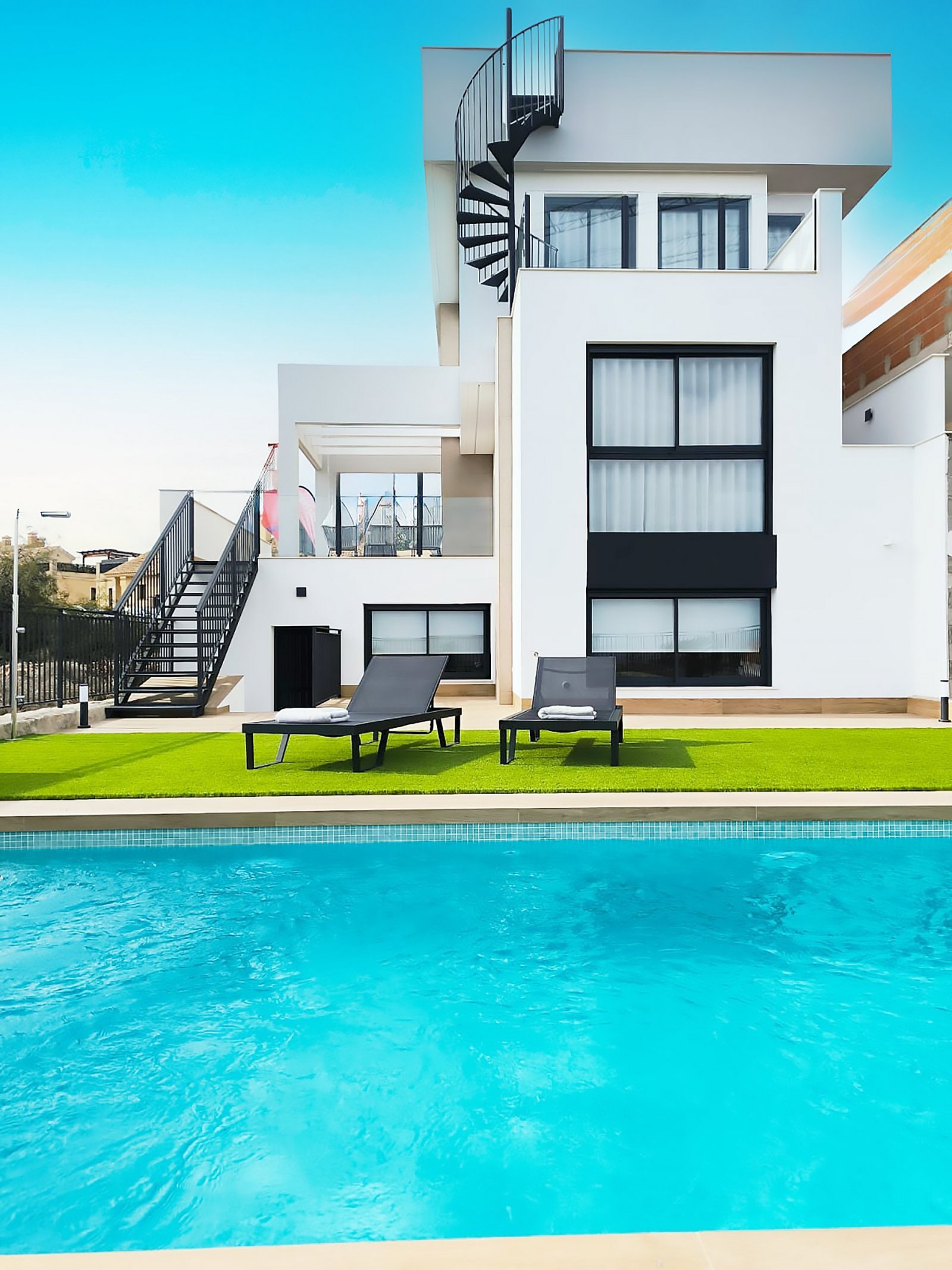 Premium-Villa mit Pool in begehrter Golflage