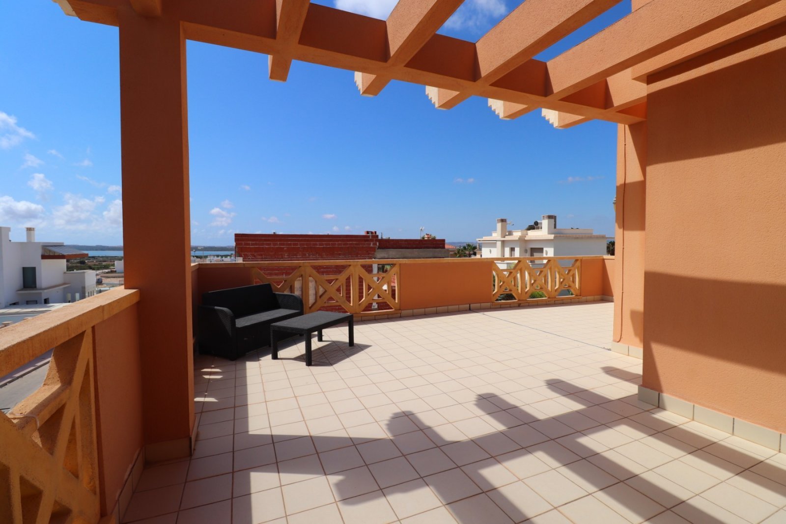 Luxuriöses Wohnen mit Meerblick und Pool