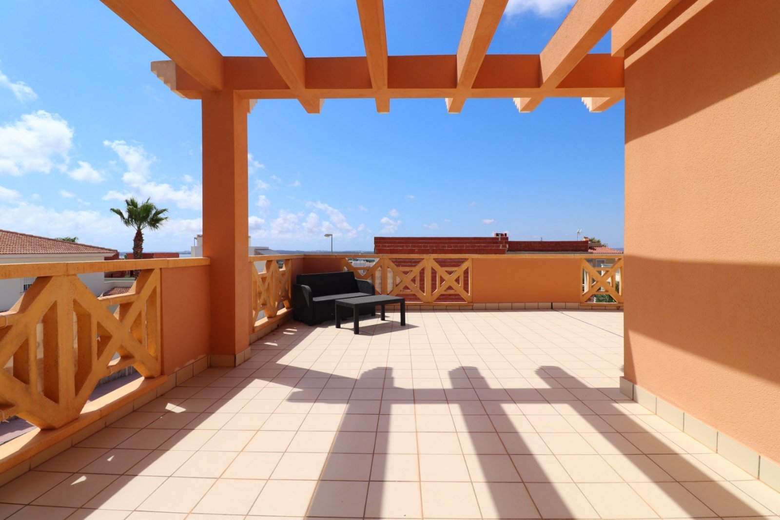 Luxuriöses Wohnen mit Meerblick und Pool