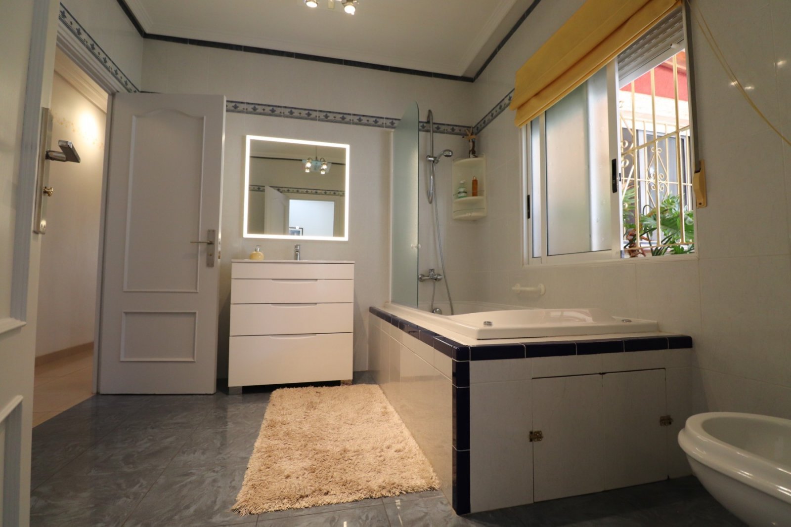 Luxusvilla mit Pool &amp; Traumblick