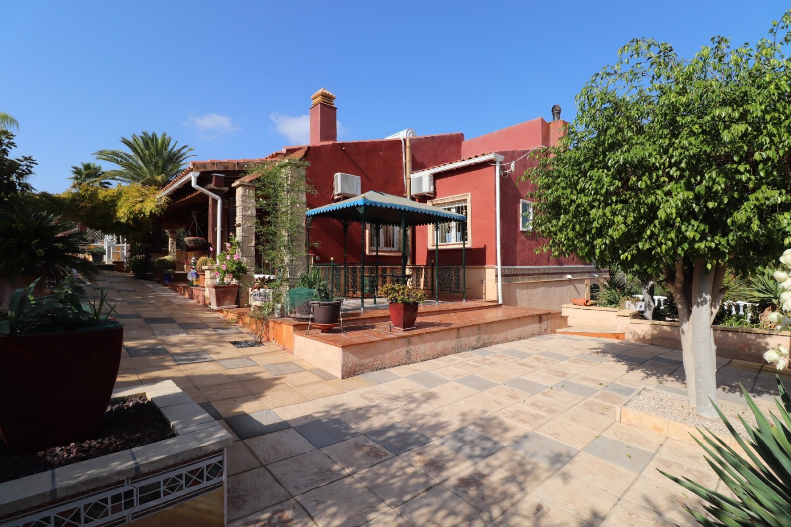 Luxusvilla mit Pool &amp; Traumblick