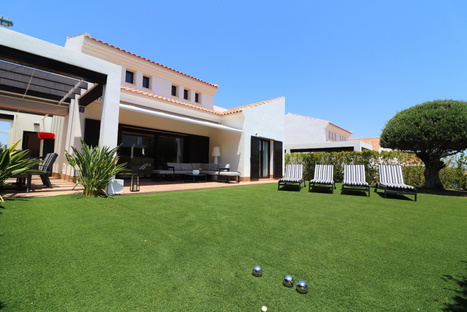 Algorfa: Elegante Villa mit traumhaftem Sonnenblick 