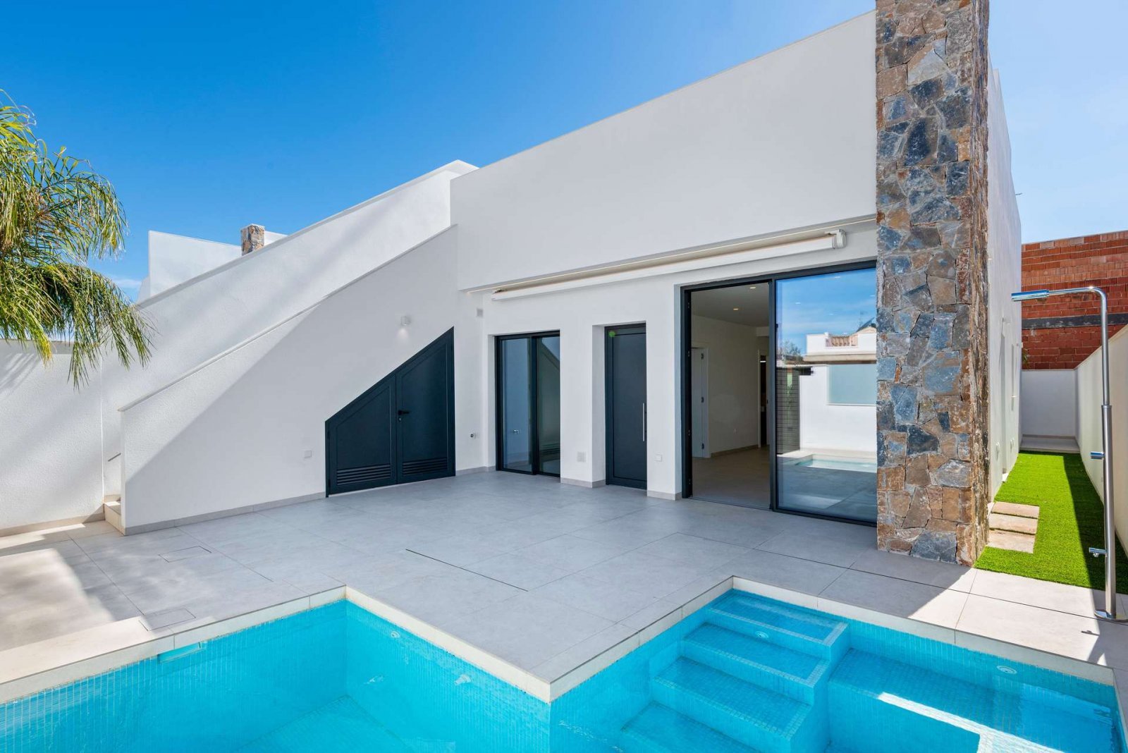 Luxus Eck-Villa mit privatem Pool
