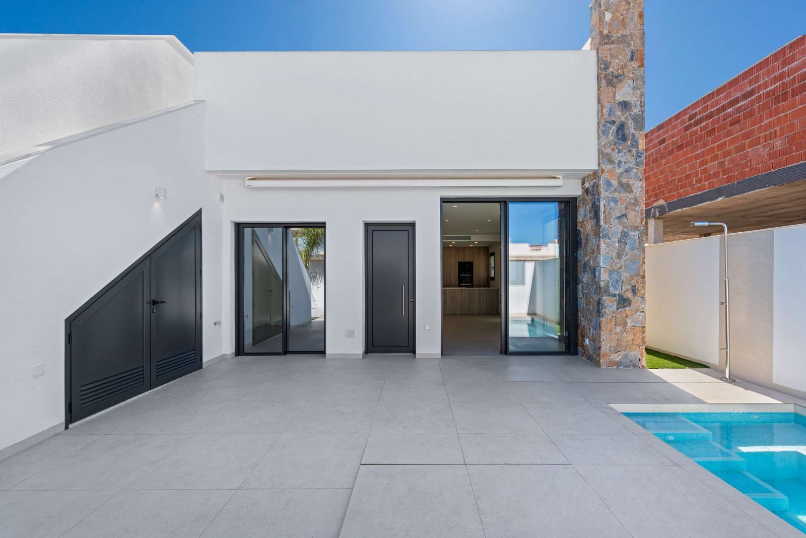 Luxus Eck-Villa mit privatem Pool