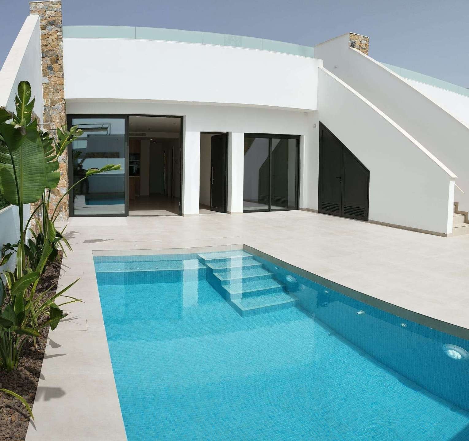 Luxus Eck-Villa mit privatem Pool
