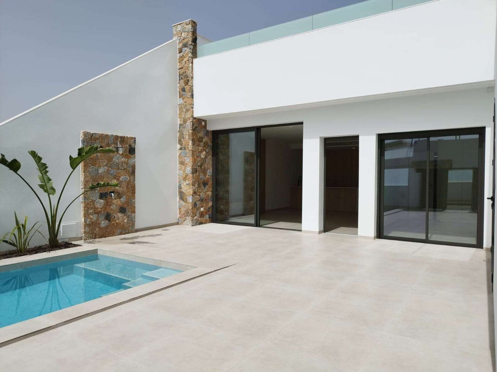 Luxus Eck-Villa mit privatem Pool
