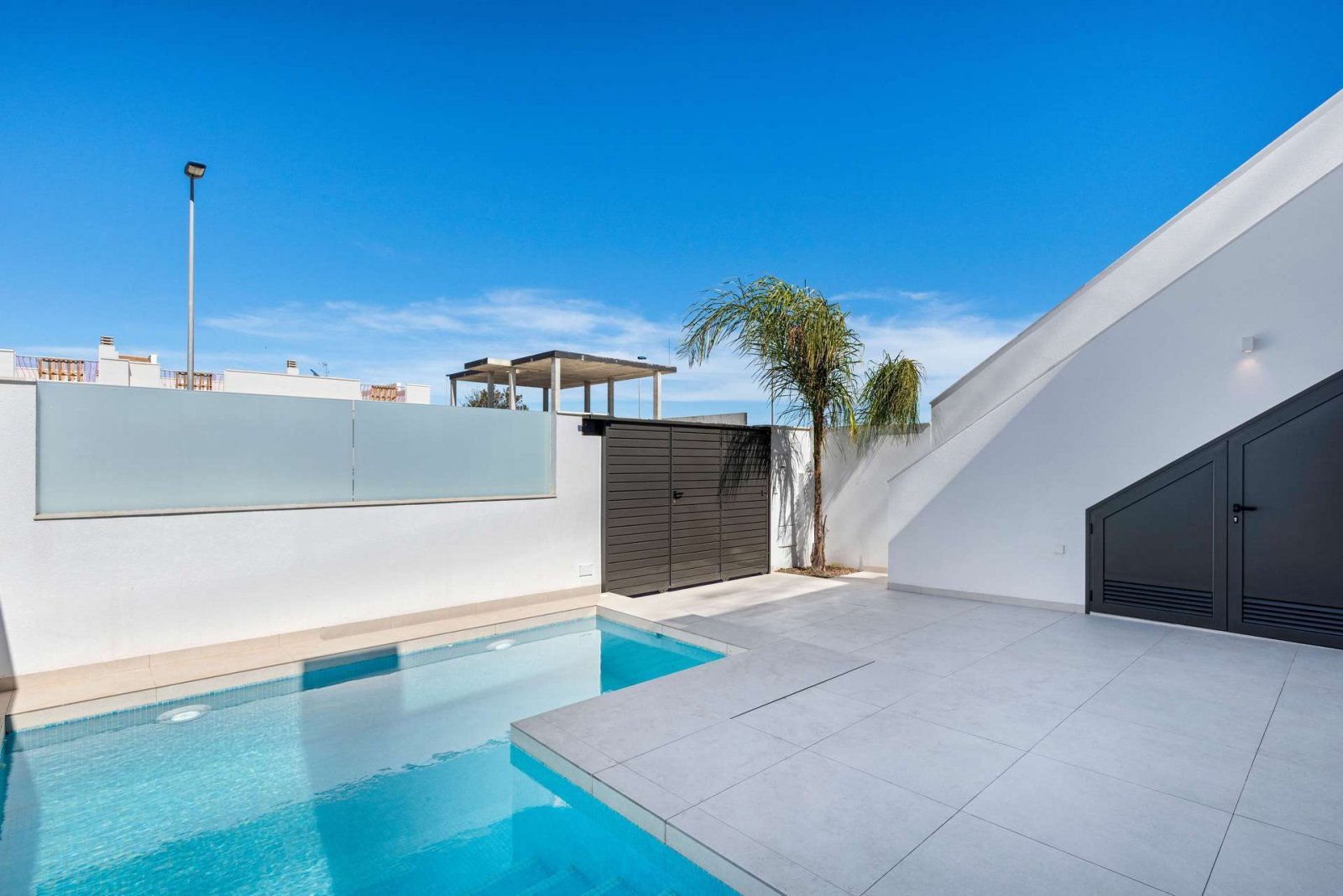 Luxus Eck-Villa mit privatem Pool