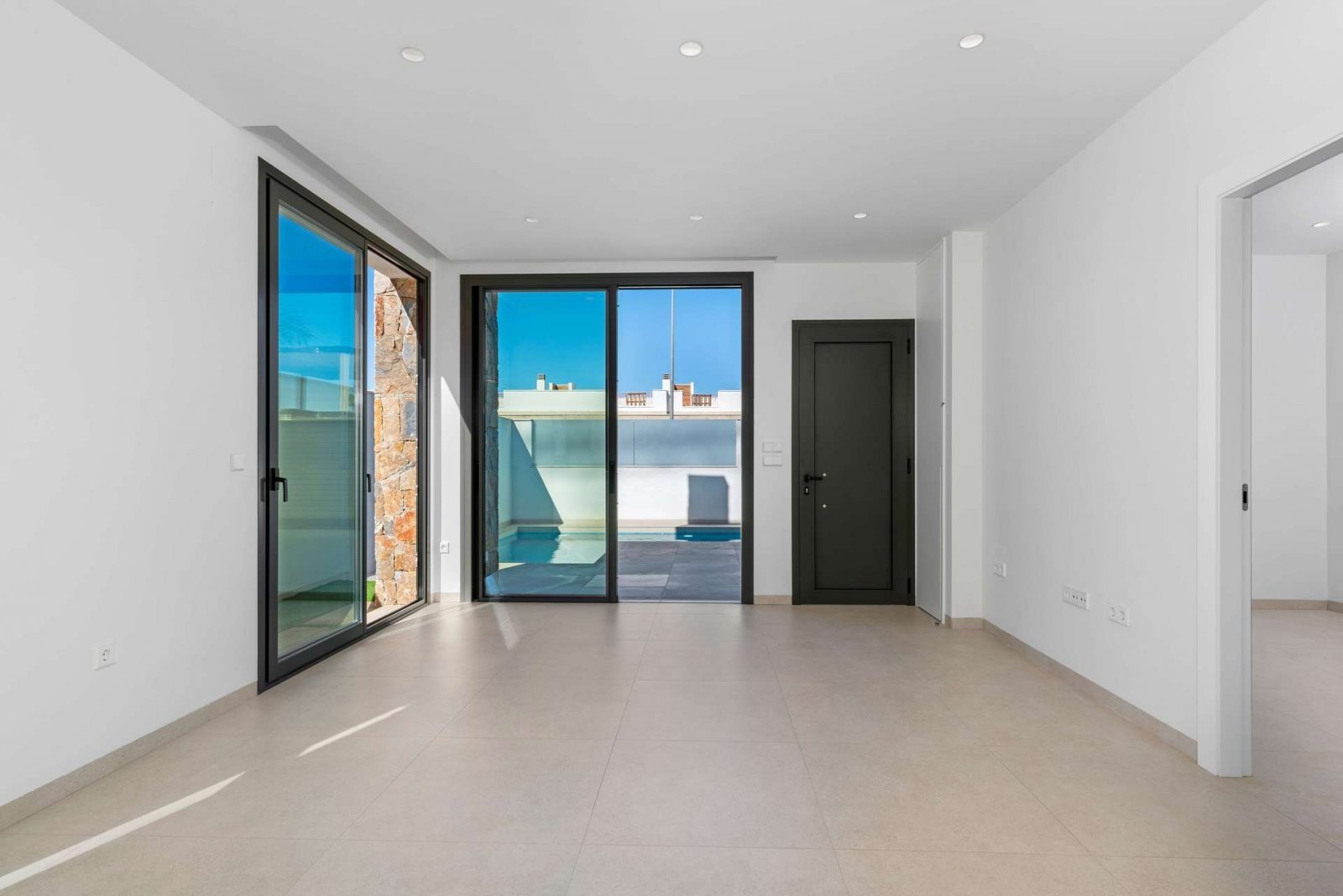 Luxus Eck-Villa mit privatem Pool