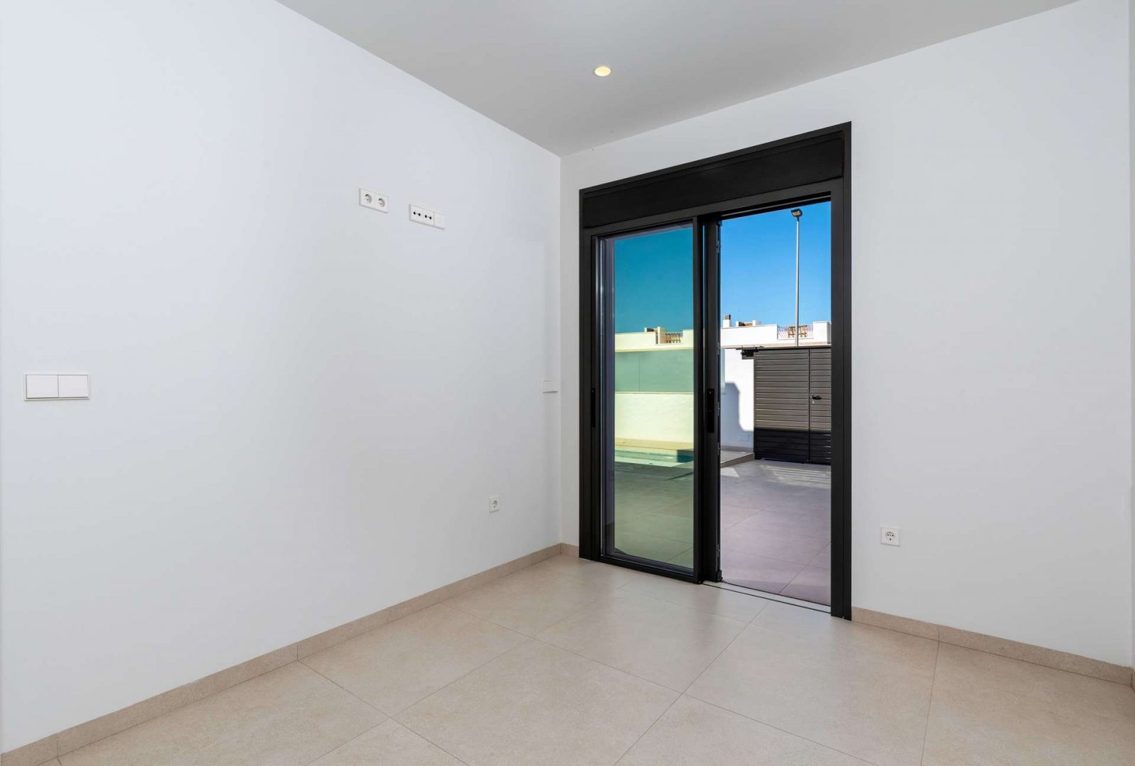 Luxus Eck-Villa mit privatem Pool