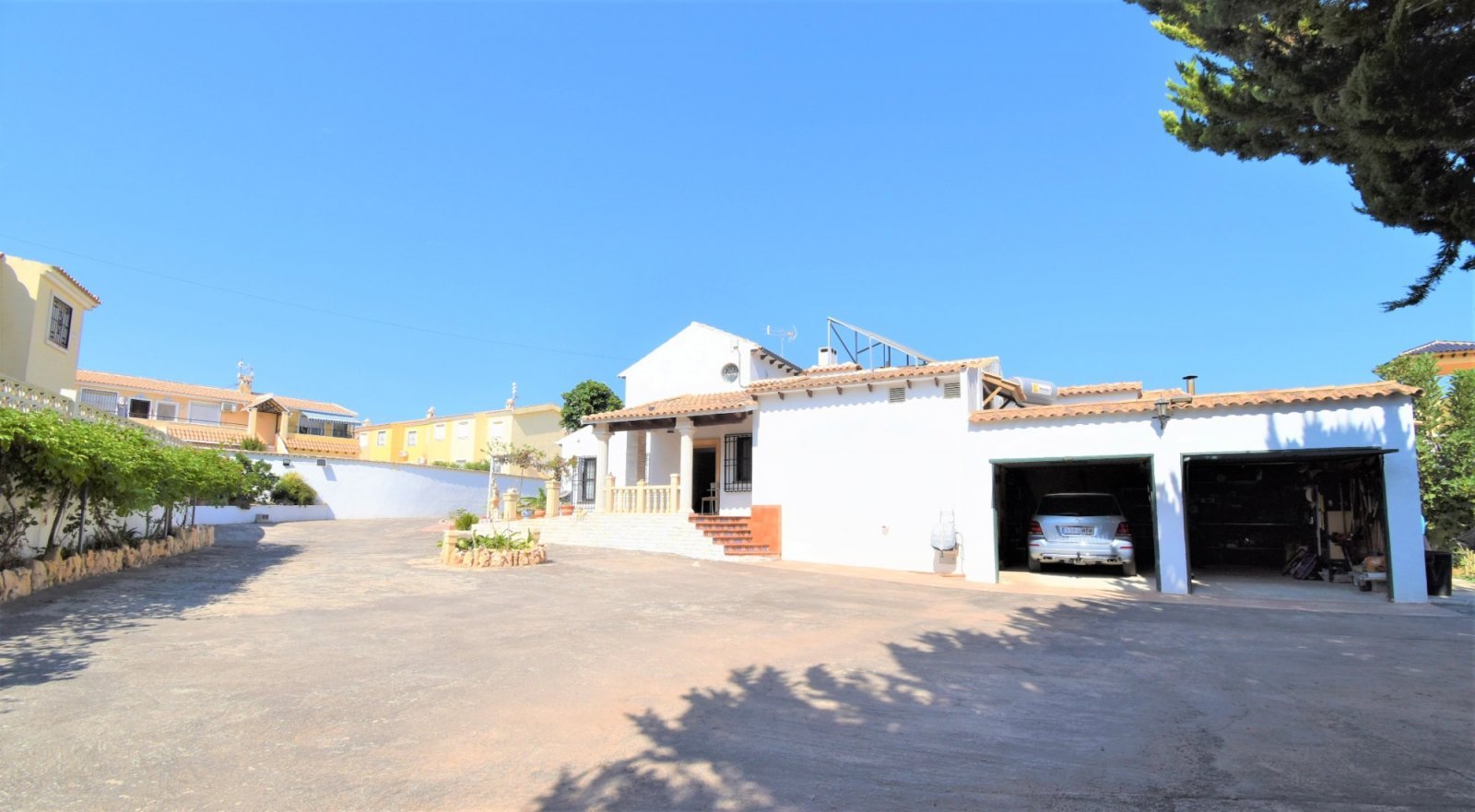 Sonnige Villa mit großzügiger Terrasse