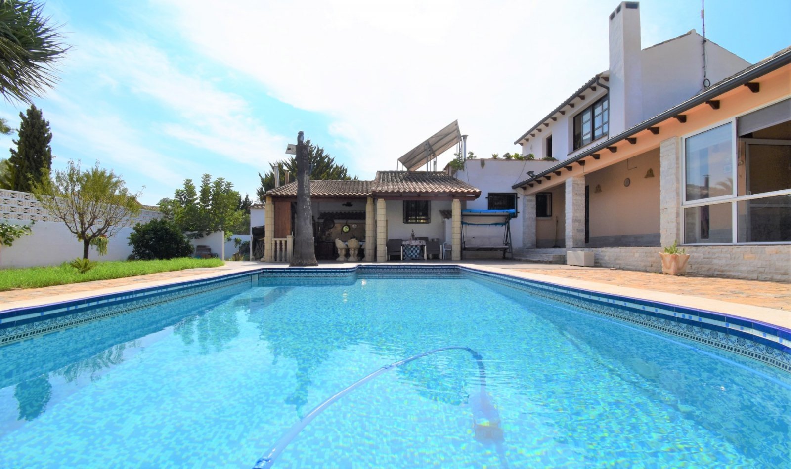 Sonnige Villa mit großzügiger Terrasse