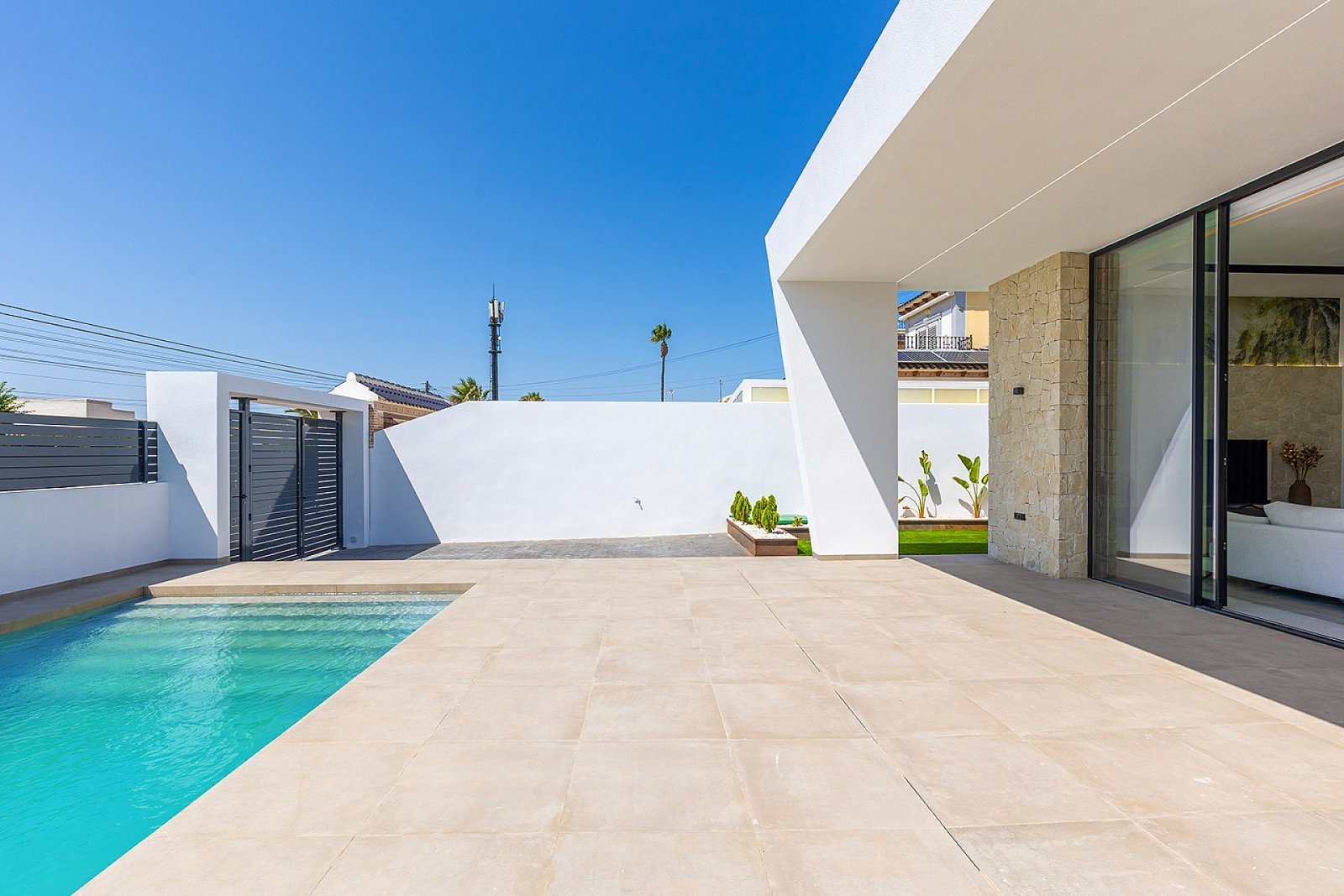 Ihr Traumhaus mit Pool und Garten