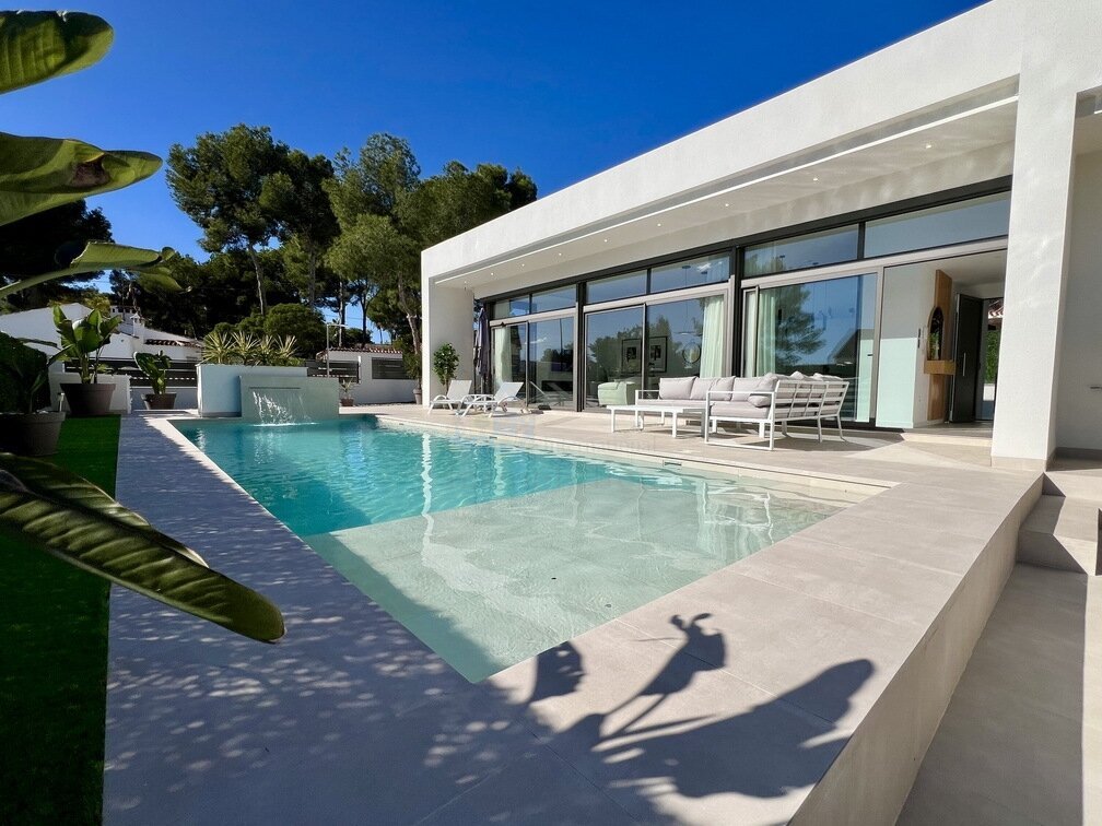 Exklusive Neubauvilla mit Pool, Designer-Küche und mediterranem Flair