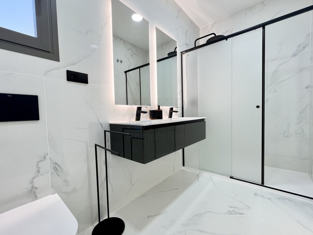 Exklusive Neubauvilla mit Pool, Designer-Küche und mediterranem Flair