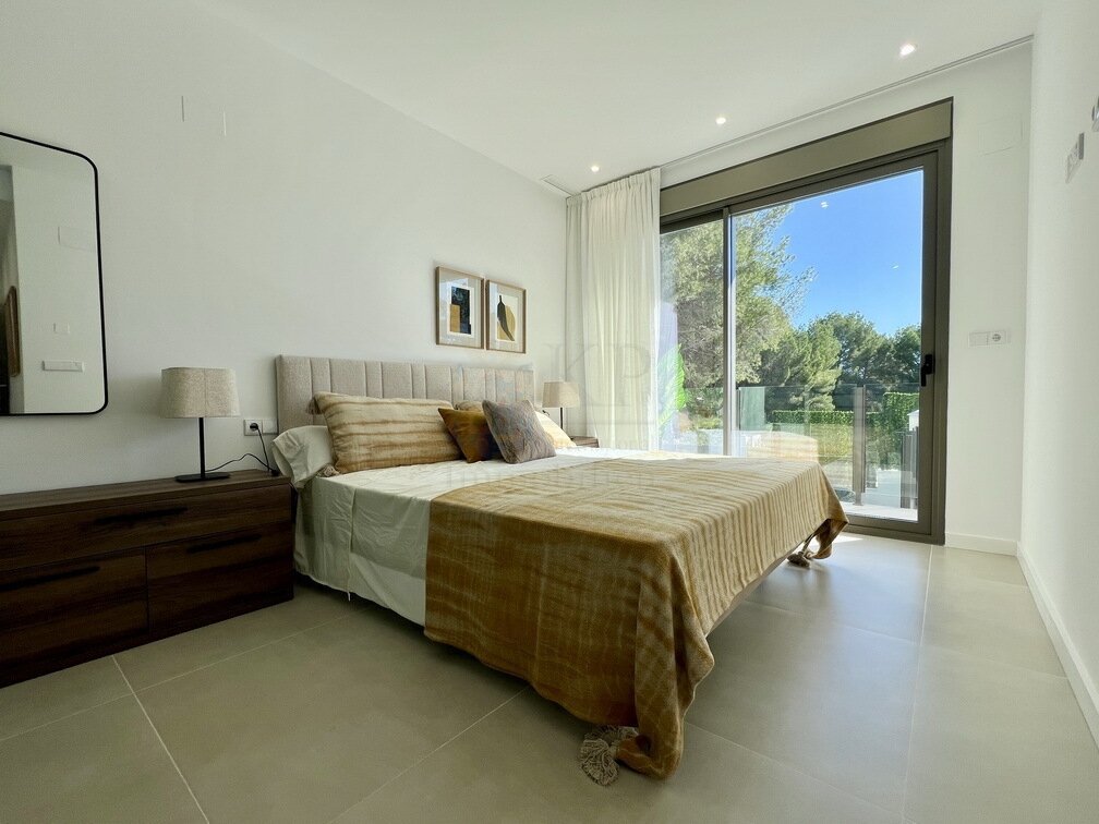 Exklusive Neubauvilla mit Pool, Designer-Küche und mediterranem Flair