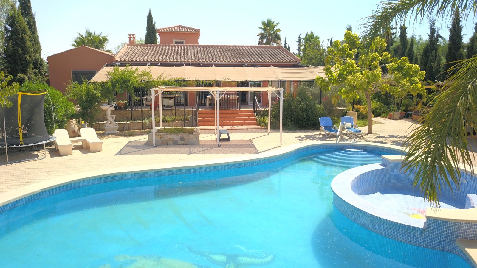 Exklusive Landresidenz mit Pool, BBQ-Bereich und herrlichen Ausblicken