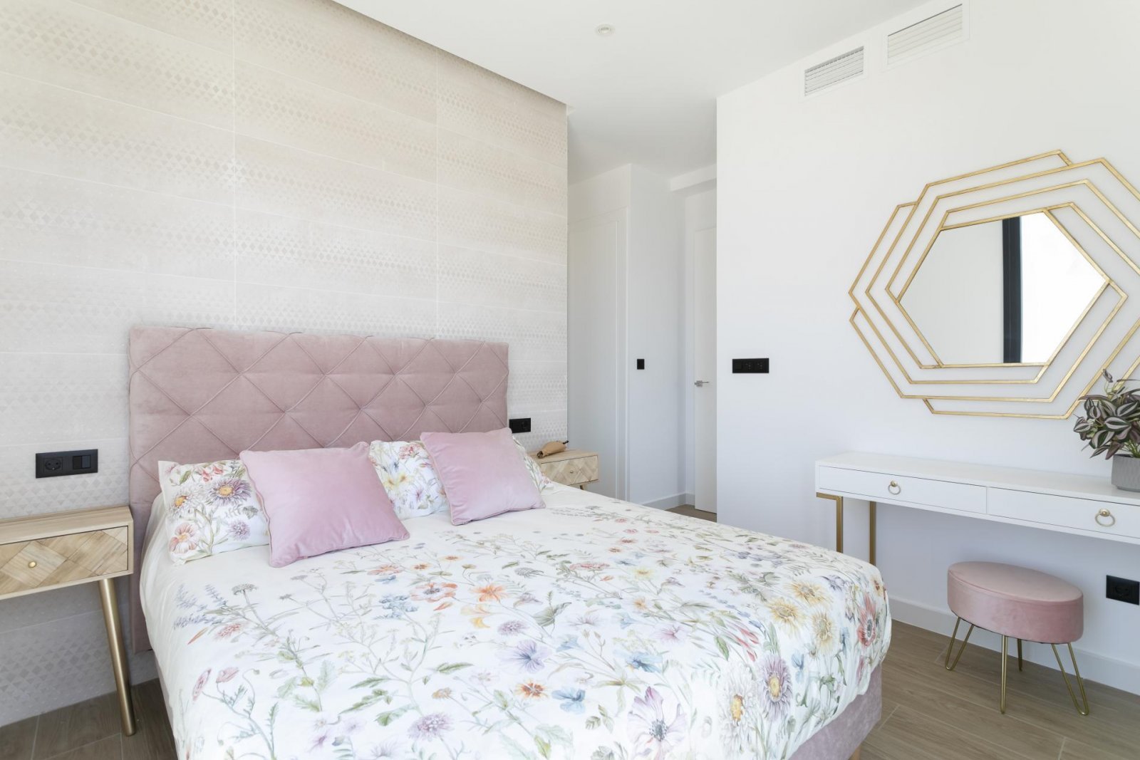 Luxusvilla mit Privatpool & Meerblick