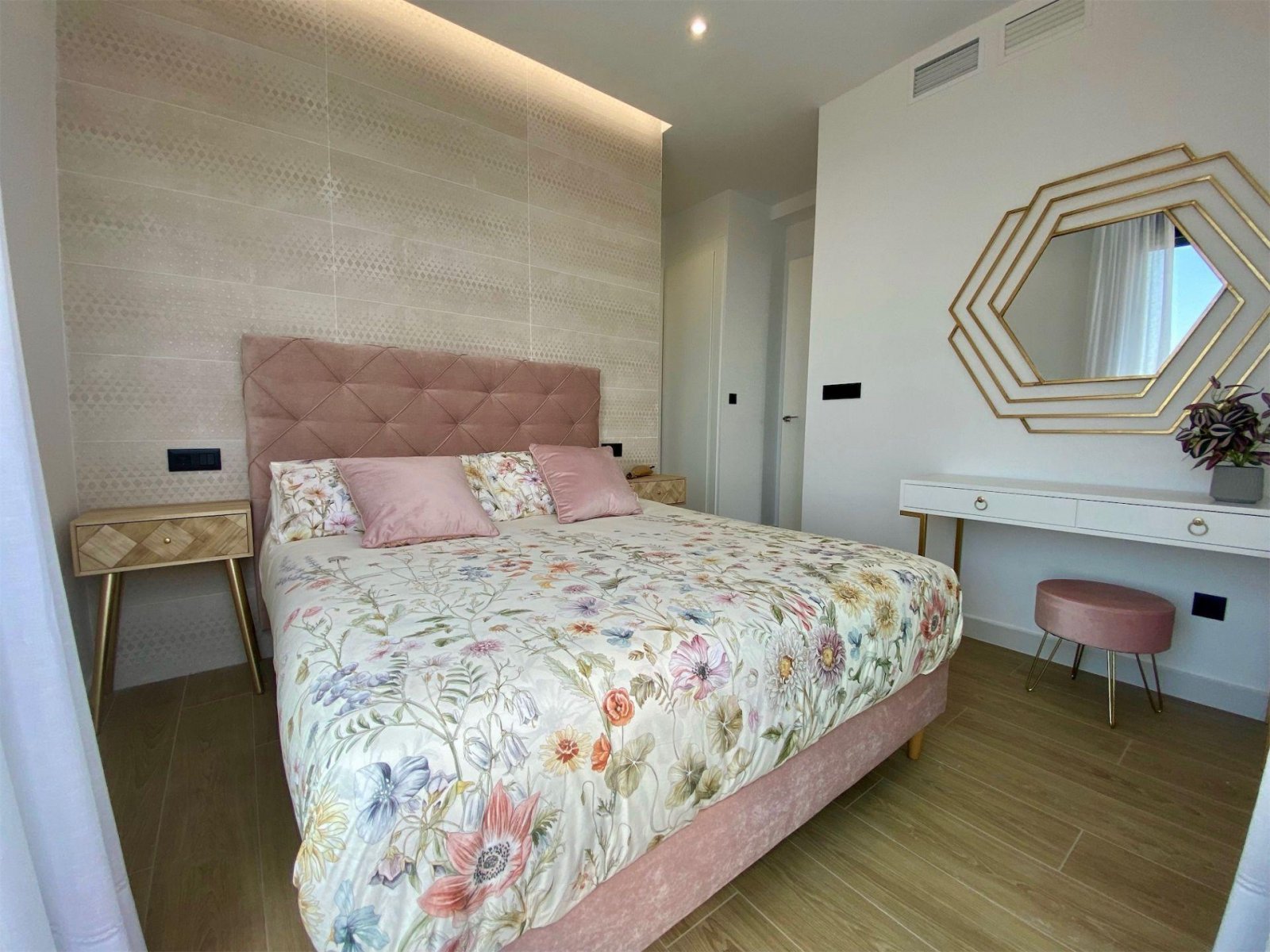 Luxusvilla mit Privatpool & Meerblick