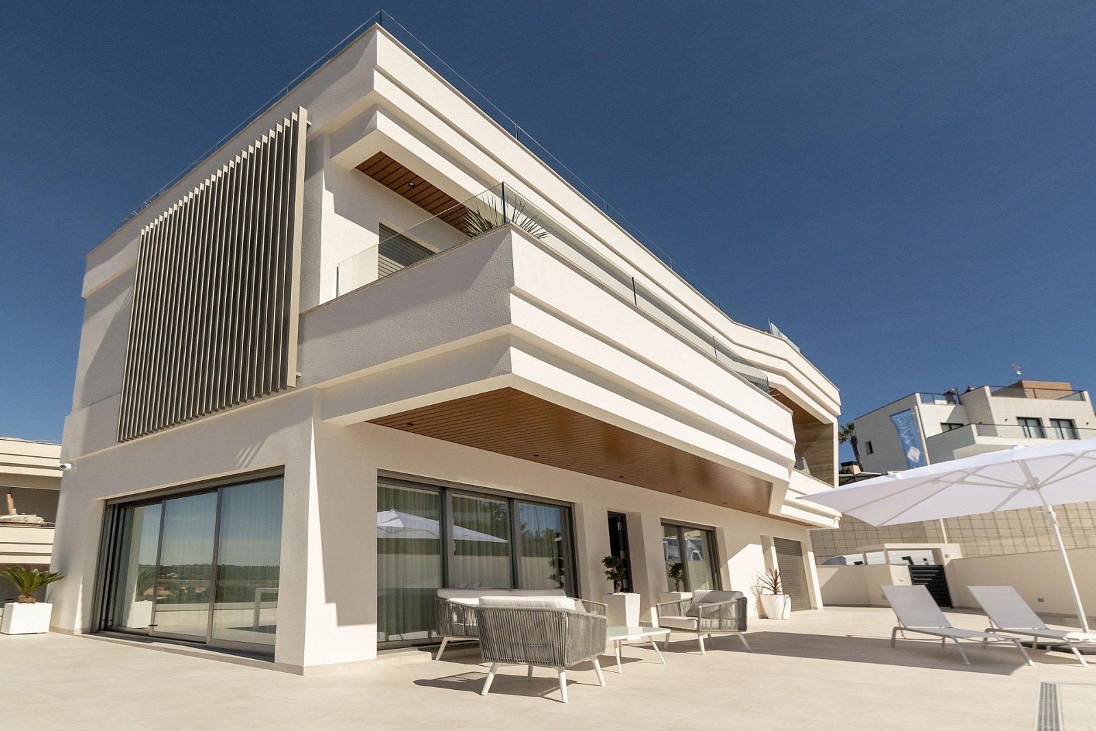 Villa mit Terrassen, Pool und spektakulärem Ausblick