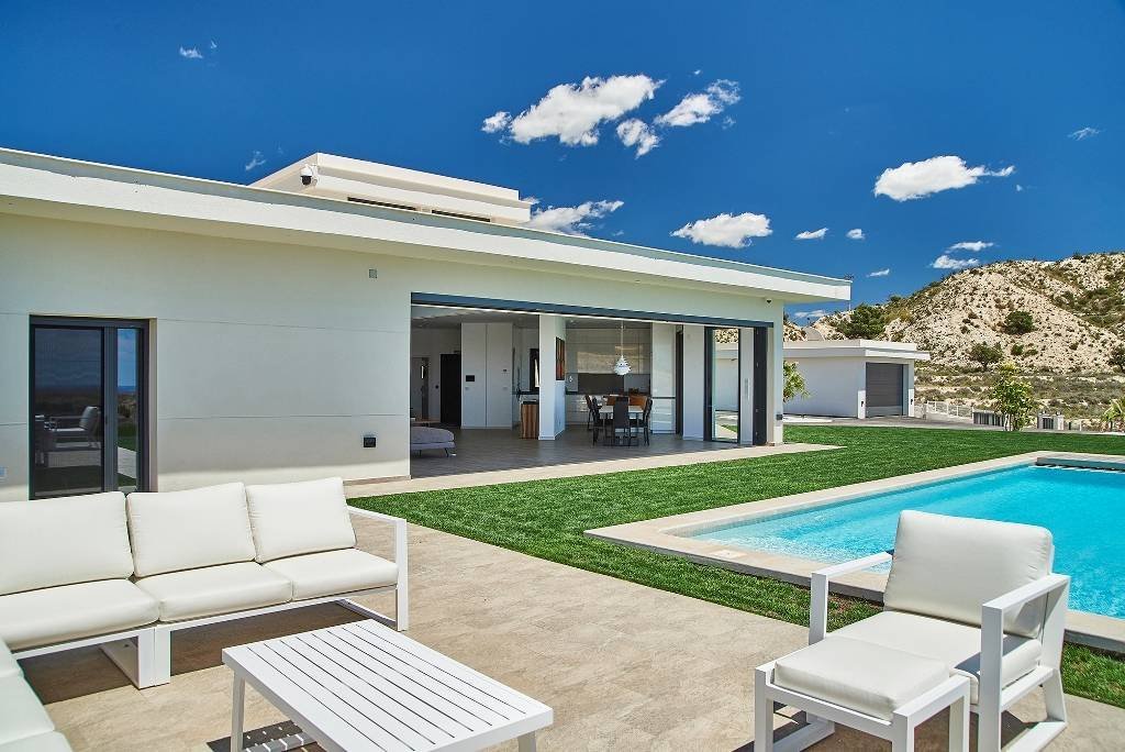 Luxuriöse Designer-Villa mit Panoramablick und High-End Ausstattung