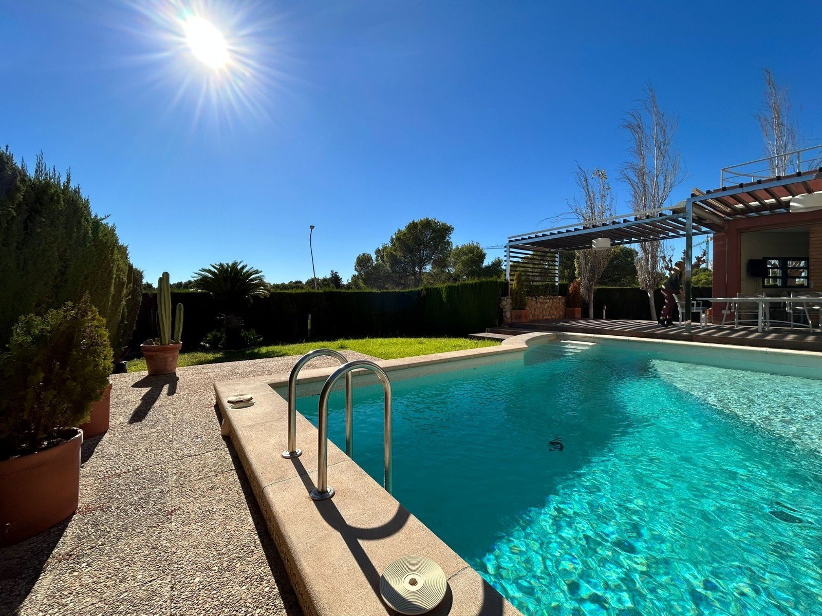 Mediterranes Wohnen mit Pool und Meerblick