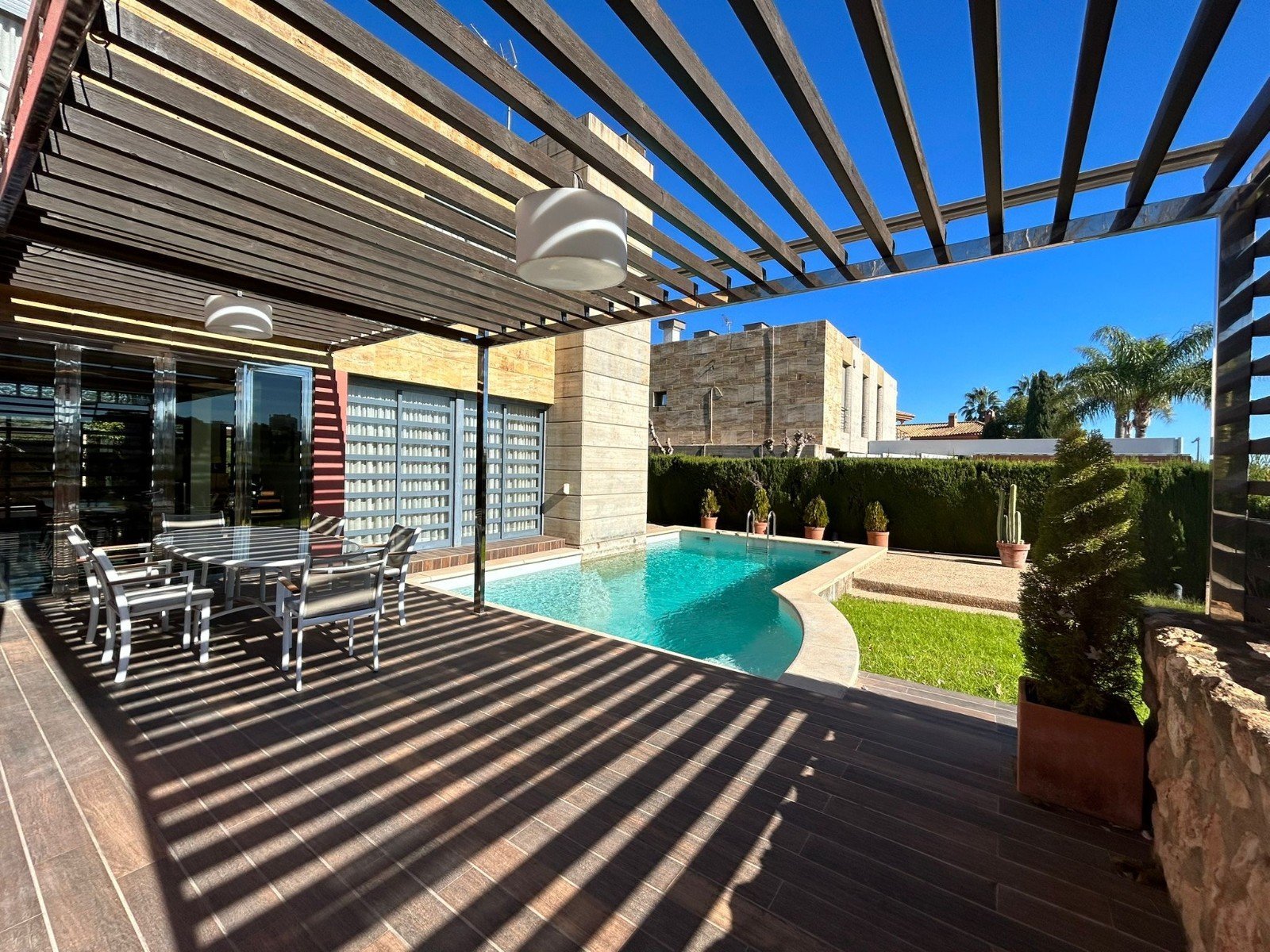 Mediterranes Wohnen mit Pool und Meerblick