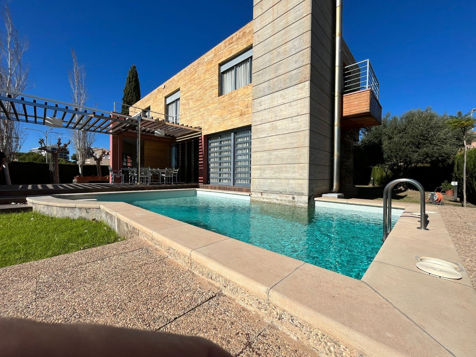 Mediterranes Wohnen mit Pool und Meerblick