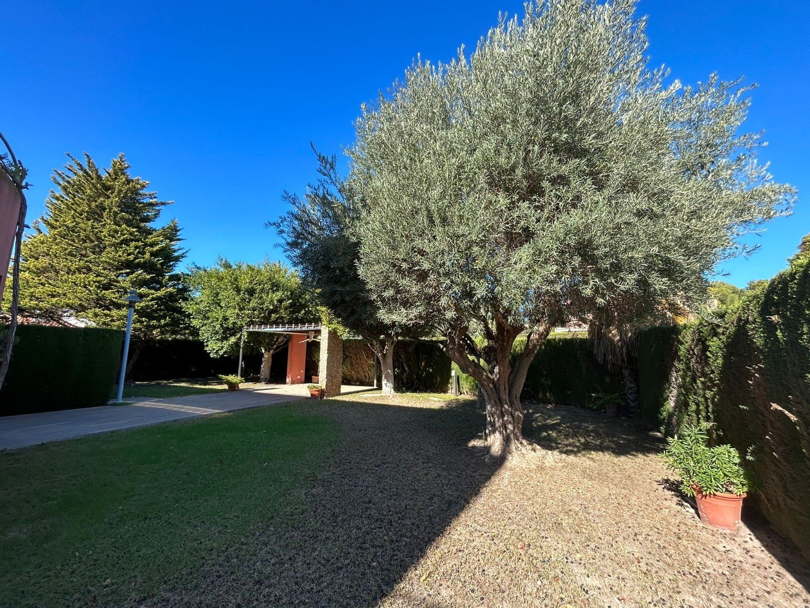 Mediterranes Wohnen mit Pool und Meerblick