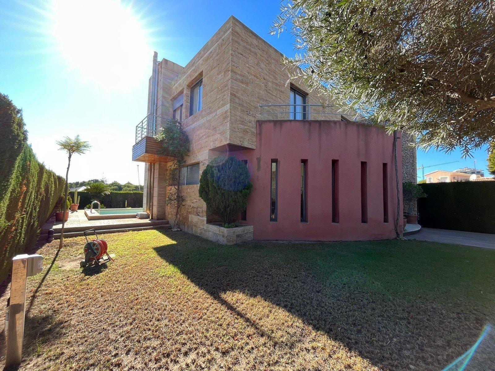 Mediterranes Wohnen mit Pool und Meerblick
