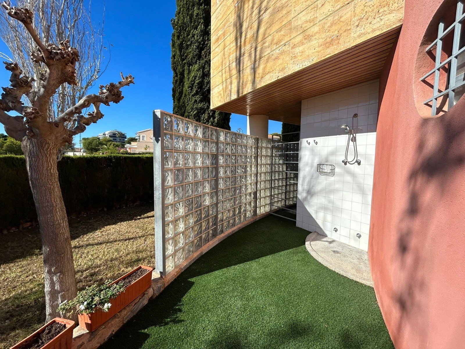 Mediterranes Wohnen mit Pool und Meerblick
