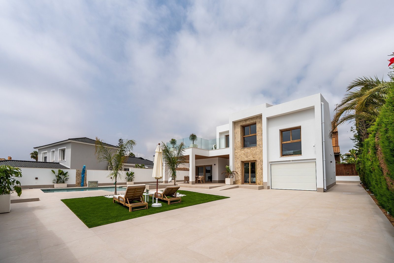 Stilvolle Villa mit Privatpool und Garage