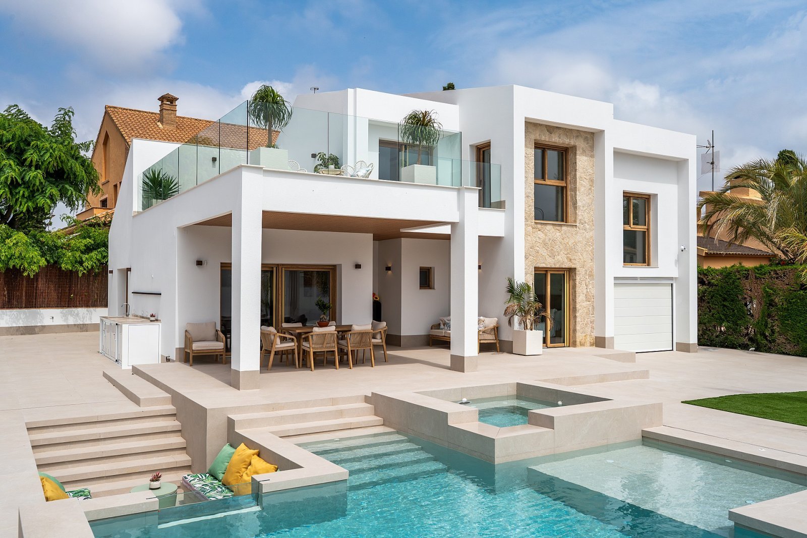 Stilvolle Villa mit Privatpool und Garage