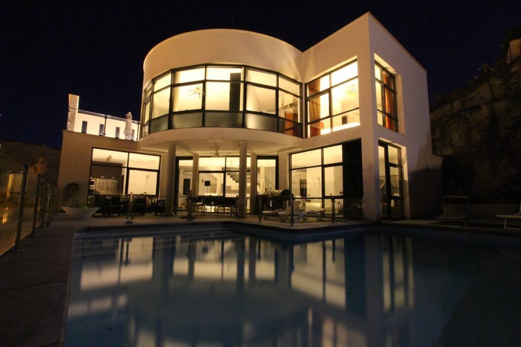Exklusive Luxusvilla mit Meerblick, Pool und modernem Design