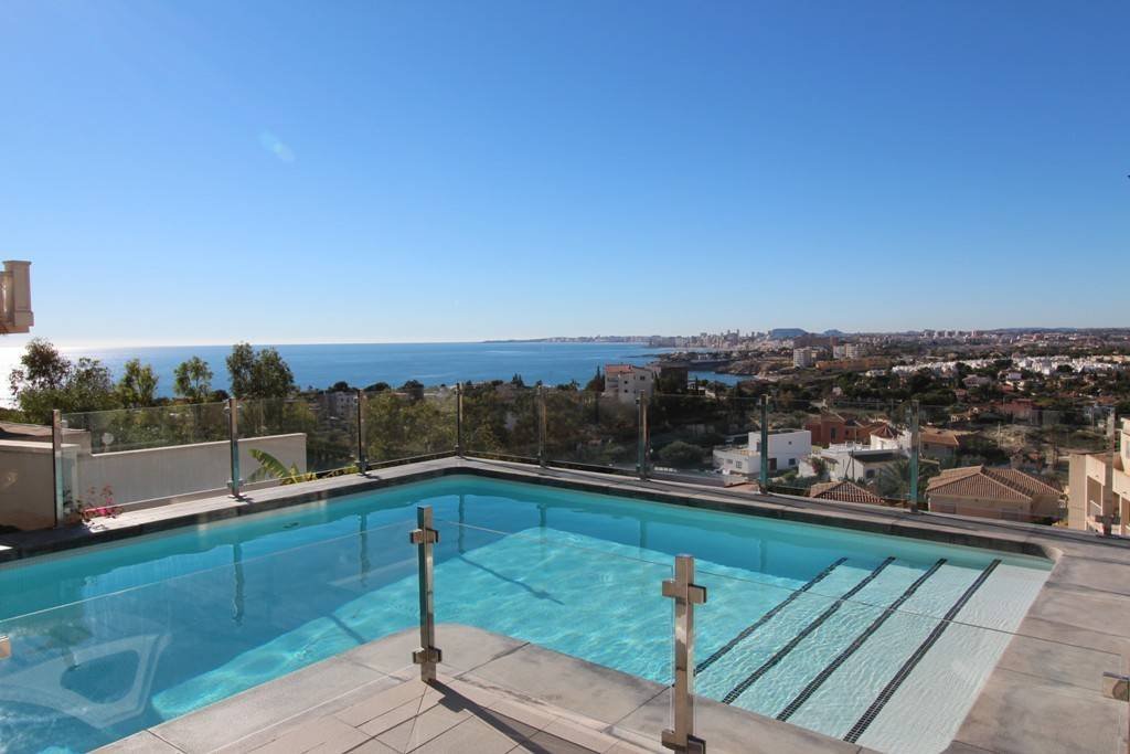 Exklusive Luxusvilla mit Meerblick, Pool und modernem Design